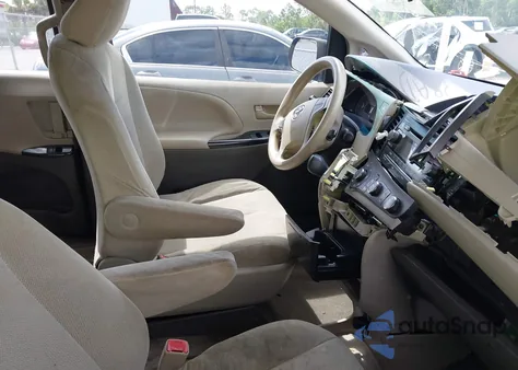 2012 Toyota Sienna Base 7 Passenger z USA, uszkodzony, nr VIN 5TDKA3DC8CS010238